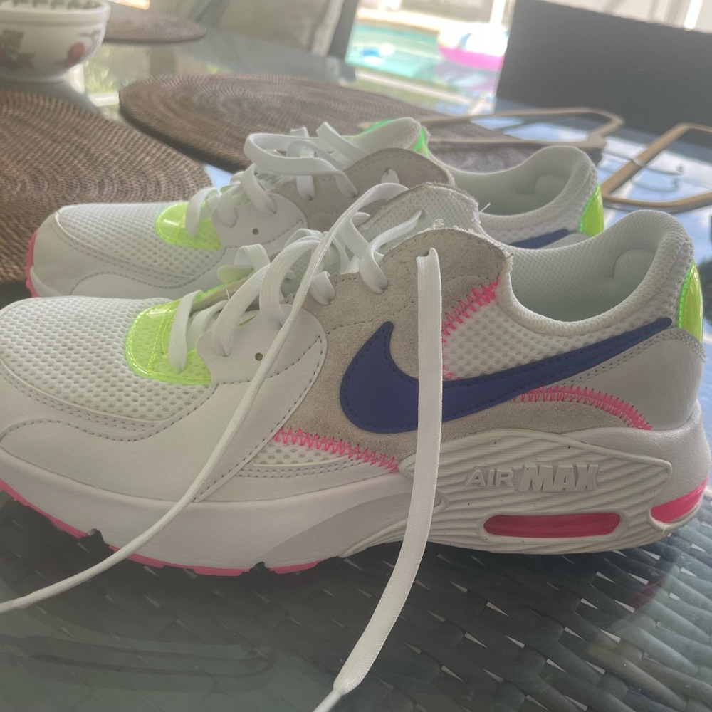 Nike Air Max women sneakers.  Air Max sneakers DD2955-100 Size 8. Great cond.